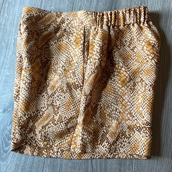 Aritzia Babaton Conan Python Print  Dress shorts with slash pockets . - Picture 4 of 9